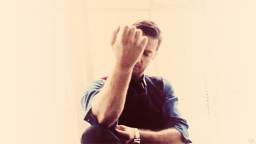 doctor-rolls-up-sleeve